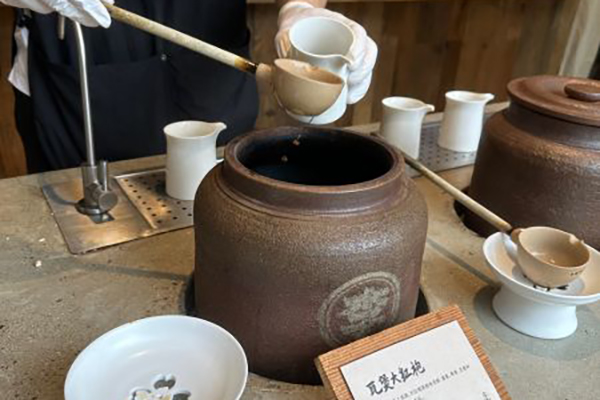 品味源自秘制酸菜汤底，鲜香独特令人回味无穷